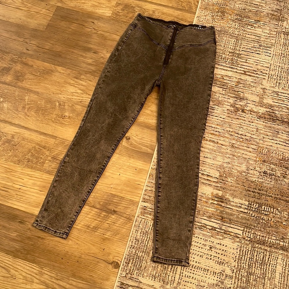 Black stretchy jeans with zipper